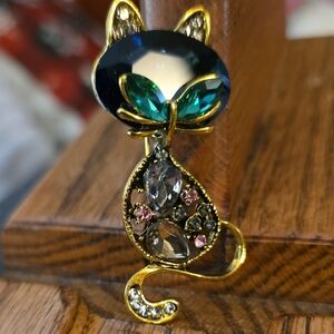 Elegant Gold and Black Cat Brooch